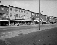 856893 Gezicht op de panden Amsterdamsestraatweg 393 (links, warenhuis Evora) -lager te Utrecht.